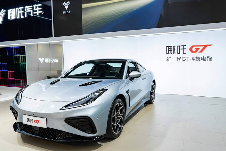 广州17哪吒汽车在智能汽车领域的表现，领途汽车在新能源汽车市场中的影响力